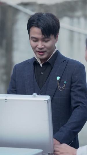 脱掉外卖服后势利女友哭着求原谅（64集）热门短剧榜单